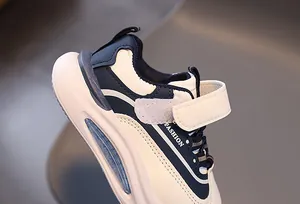 Dettaglio di sneaker per bambini con strisce blu, velcro e suola spessa ammortizzata