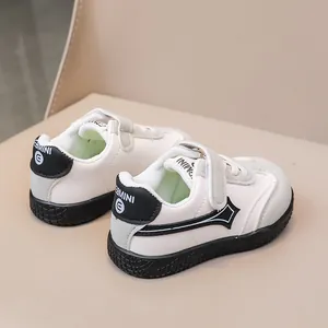 Dettaglio scarpa bimbi con chiusura a strappo e suola in gomma antiscivolo testurizzata