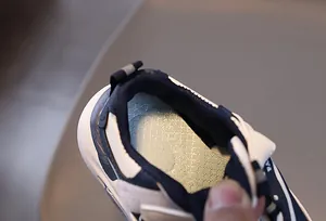 Dettagli di scarpe sportive per bambini con fodera in mesh e tallone imbottito