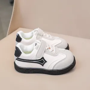 Dettaglio di sneaker per bambini con chiusura a strappo e patchwork in camoscio
