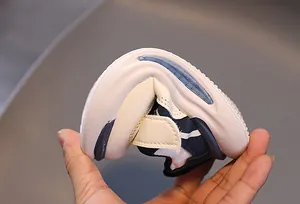 Dimostrazione dell'alta flessibilità e della suola morbida delle sneaker per bambini