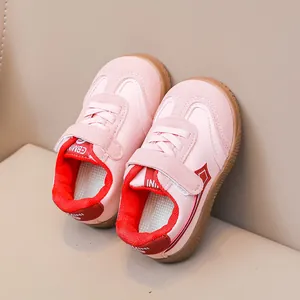 Dettagli di scarpe da ginnastica in pelle rosa per bambini con suola in gomma e velcro