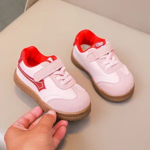 Vista macro dettagliata delle sneakers rosa per bambini con chiusura a velcro e suola
