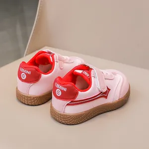 Vista dettagliata della suola in gomma antiscivolo e velcro su scarpe da ginnastica rosa per bambini