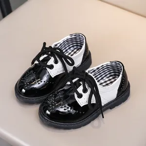 Chaussures Oxford classiques en cuir verni noir et blanc pour enfants avec détails richelieu