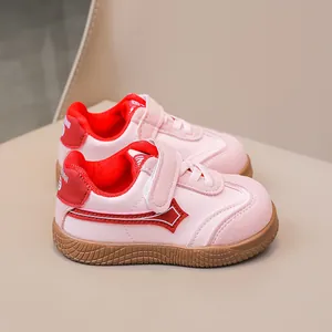 Dettaglio scarpe bimbi rosa con chiusura a strappo e suola in gomma antiscivolo