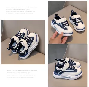 Dettaglio di sneakers in pelle blu e bianche per bambini con velcro e lacci elastici