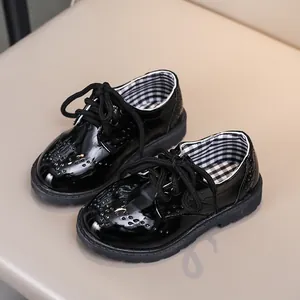 Chaussures classiques en cuir verni noir pour enfants avec semelle en caoutchouc