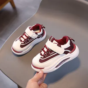 Sneakers alla moda per bambini in rosso e bianco con velcro e suola spessa
