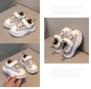 Vista dettagliata delle sneakers patchwork per bambini con chiusura a velcro e suole ammortizzate