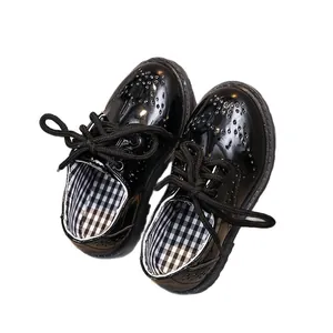 Chaussures classiques en cuir verni noir pour enfants avec design Brogue britannique