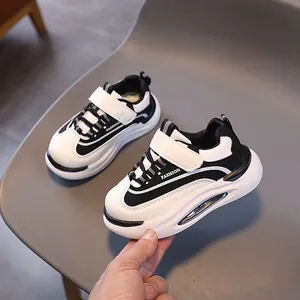 Sneakers in pelle bianca e nera per bambini con scritta fashion e suola spessa