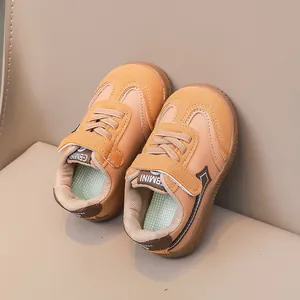 Dettaglio di sneakers per bambini kaki con chiusura a strappo e fodera verde morbida