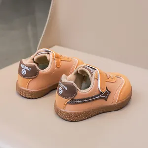 Dettaglio di sneaker retrò per bambini con pelle marrone e suola in gomma antiscivolo