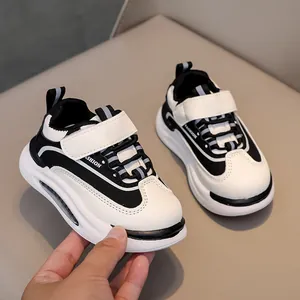 Dettaglio delle scarpe sportive per bambini con chiusura a strappo e pelle liscia