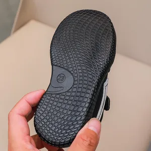Dettaglio della suola in gomma antiscivolo con texture per scarpe da bambino taglia 23