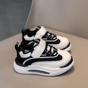 Dettaglio di sneakers in pelle per bambini con velcro e suola ammortizzata a vista