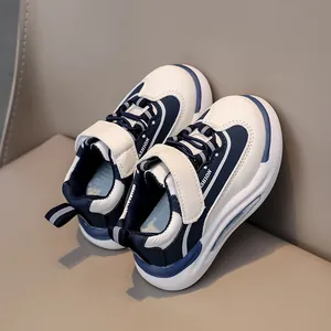 Dettaglio della sneaker per bambini blu navy con texture in pelle e velcro
