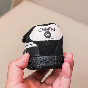 Dettaglio della suola in gomma antiscivolo e del logo EBMINI su queste scarpe da bambino
