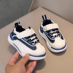 Dettaglio scarpa sportiva bimbo con suola ammortizzata e chiusura a strappo velcro