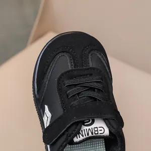 Dettaglio ravvicinato della scarpa nera per bambini con inserti in pelle scamosciata