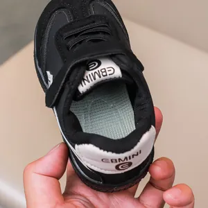 Dettaglio delle sneakers per bambini con cinturino in velcro e supporto per il tallone