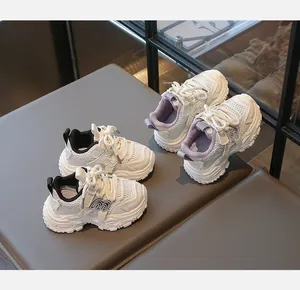 Détail des baskets en mesh pour enfants en coloris blanc-noir et blanc-violet