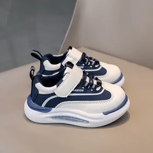 Dettaglio di sneakers bimbi in pelle blu e bianca con velcro e suola ammortizzante