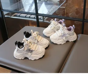 Détail de baskets en mesh pour enfants avec velcro et logo M élégant en relief