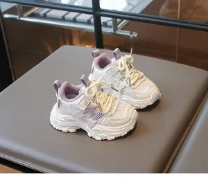 Détail du tissu en maille respirante et logo M violet sur ces baskets pour enfants