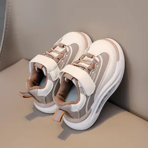 Dettaglio di scarpe sportive per bambini con chiusure in velcro e finitura in ecopelle