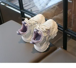 Détail de baskets en mesh blanc pour enfants avec doublure violette et cuir respirant