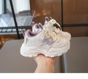 Vue détaillée de la tige en maille respirante et des lacets élastiques sur basket enfant