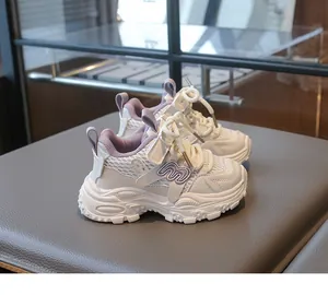 Détail de basket enfant blanche et violette avec fermeture velcro et maille filet