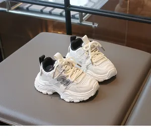 Vue détaillée de baskets chunky pour enfants en mesh crème avec logo M latéral