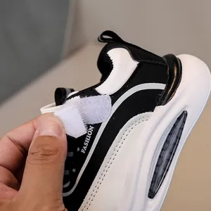 Dettaglio della scarpa sportiva per bambini con chiusura a strappo regolabile
