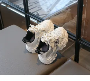 Vue détaillée des baskets respirantes pour enfants avec semelle épaisse et motif M