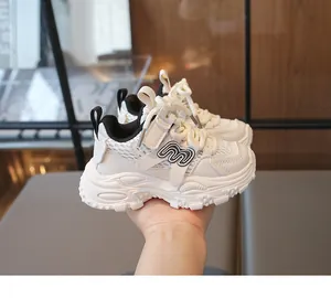 Détail de basket enfant en mesh blanc avec logo M et semelle épaisse antidérapante