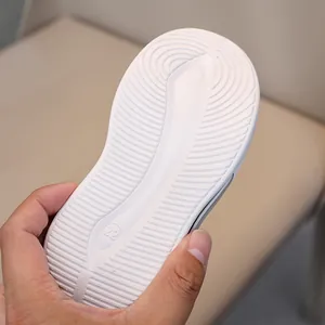 Dettaglio della suola antiscivolo con marcatura taglia 22 per scarpe sportive per bambini