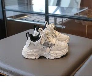 Détail de baskets en mesh pour enfants montrant la texture et la semelle robuste