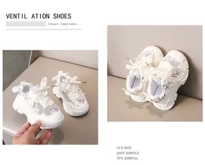 Détails des baskets pour filles avec nœud scintillant et semelles souples ondulées