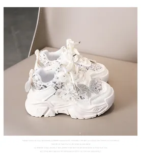 Détails de baskets blanches pour filles avec paillettes et papillon en maille 3D