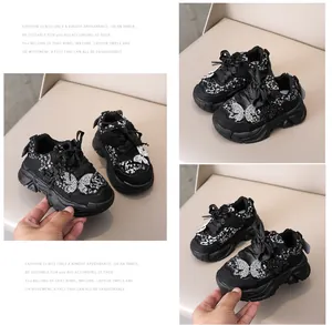 Détails des baskets noires pour filles avec paillettes argentées et motif papillon
