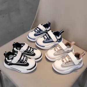 Tre paia di sneaker in pelle per bambini con cinturino in blu, nero e beige