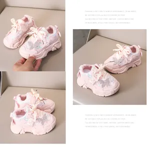 Gros plan sur baskets roses pour filles avec sequins brillants et décor papillon 3D
