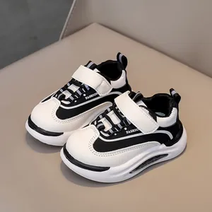 Sneaker classiche bianche e nere per bambini con chiusura a strappo e suola spessa