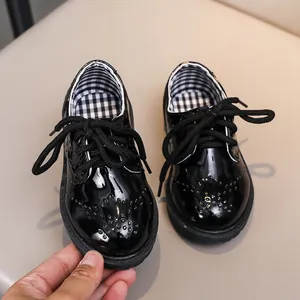 Chaussures classiques en cuir verni noir pour enfants avec détails brogues élégants