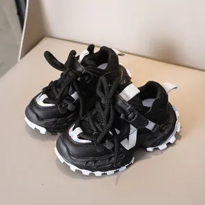 Atmungsaktive Kinder-Sneaker in Schwarz mit weißer rutschfester Plateausohle für Kinder
