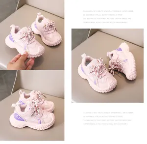 Vue détaillée des baskets roses et mauves pour enfants avec semelles antidérapantes