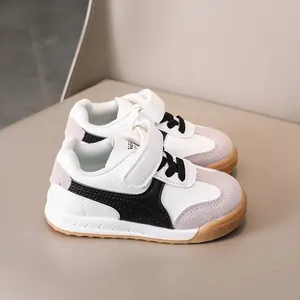 Detail of children's low-top sneakers with velcro closure and non-slip rubber sole